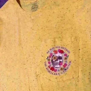 “We bury our mistakes” yellow pocket tshirt  skull size large